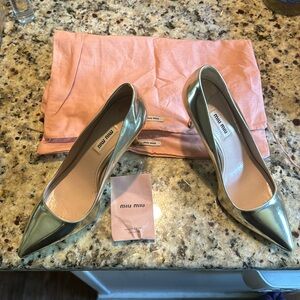 Miu Miu Gold Leather Heels with Glitter sole. 38.5/8